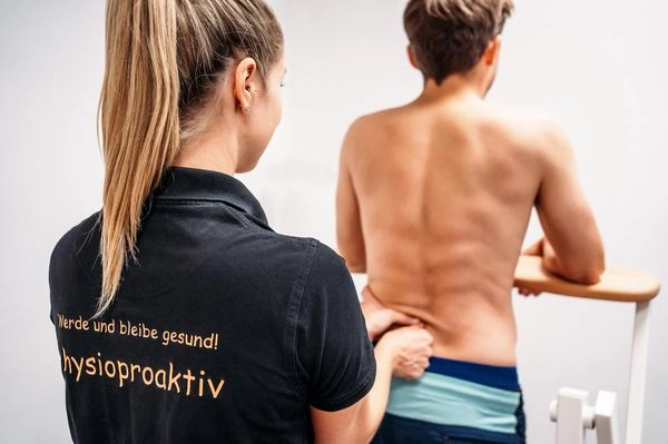 Krankengymnastik Behandlung in der Praxis Physioproaktiv Mitte