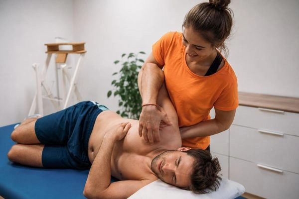 Schmerzbehandlung durch Physiotherapeutin bei Physioproaktiv Mitte